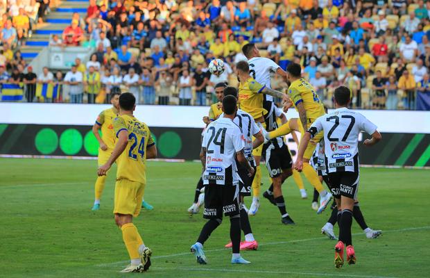 10 detalii observate de pe stadion la Petrolul - U Cluj » Transformarea neașteptată a lui Ioan Ovidiu Sabău + politicul a pus stăpânire la Ploiești