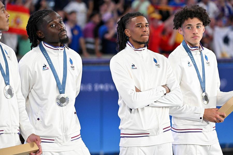 Michael Olise, în centru, fără medalie // foto: Imago Images Gestul jucătorului Franței imediat după finala olimpică a provocat valuri: „De asta nu ar trebui să avem fotbal la JO”