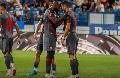 Ce nu s-a văzut la TV în Poli Iași - Dinamo » Simpatie și apostrofări + Cartea „Gândește ca un călugăr”, cadou pentru Luca Mihai