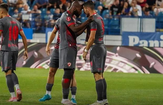 Ce nu s-a văzut la TV în Poli Iași - Dinamo » Simpatie și apostrofări + Cartea „Gândește ca un călugăr”, cadou pentru Luca Mihai