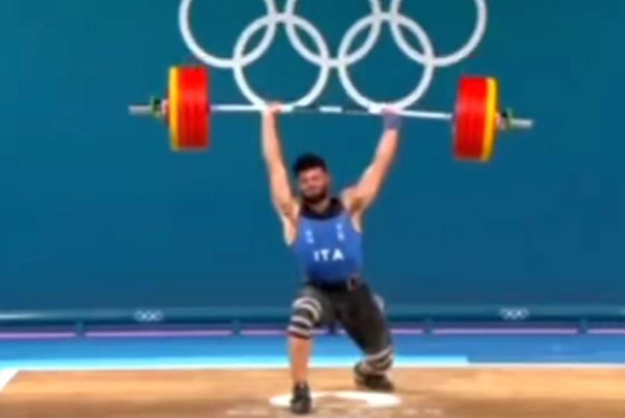 Moldovenii contestă poziția brațului stâng al lui Pizzolato, aparent flexat în momentul ridicării Încă un sportiv DAT JOS de pe podiumul olimpic » A postat în limba română: „Să vă fie rușine, vreau să mi se facă dreptate!”