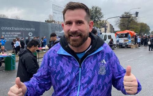 Leonardo Gorri, alias „No soy Messi”, merge frecvent la meciurile de pe Monumental din Buenos Aires