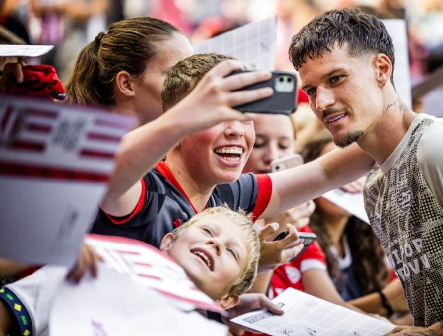 Dennis Man a fost atent cu cei mai tineri fani ai lui PSV Eindhoven / Foto: X Eindhovens Dagbld Primul interviu dat de Man la Eindhoven » Cum s-a prezentat Dennis fanilor lui PSV + Ce obiective și-a fixat