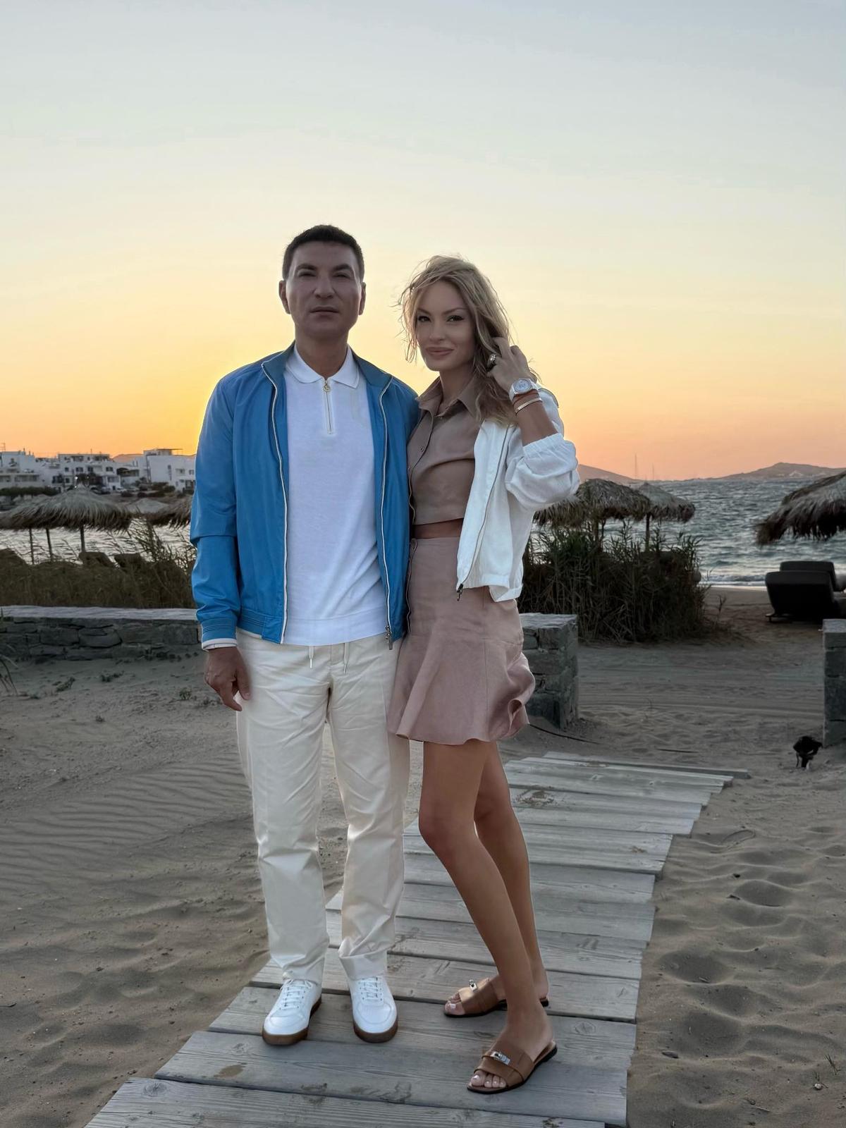 Imaginile de pe iaht cu Cristi Borcea și Valentina Pelinel au stârnit reacții jignitoare: „Ai editat prost pozele. Ăla nu are mâini, tu ești tunată toată”