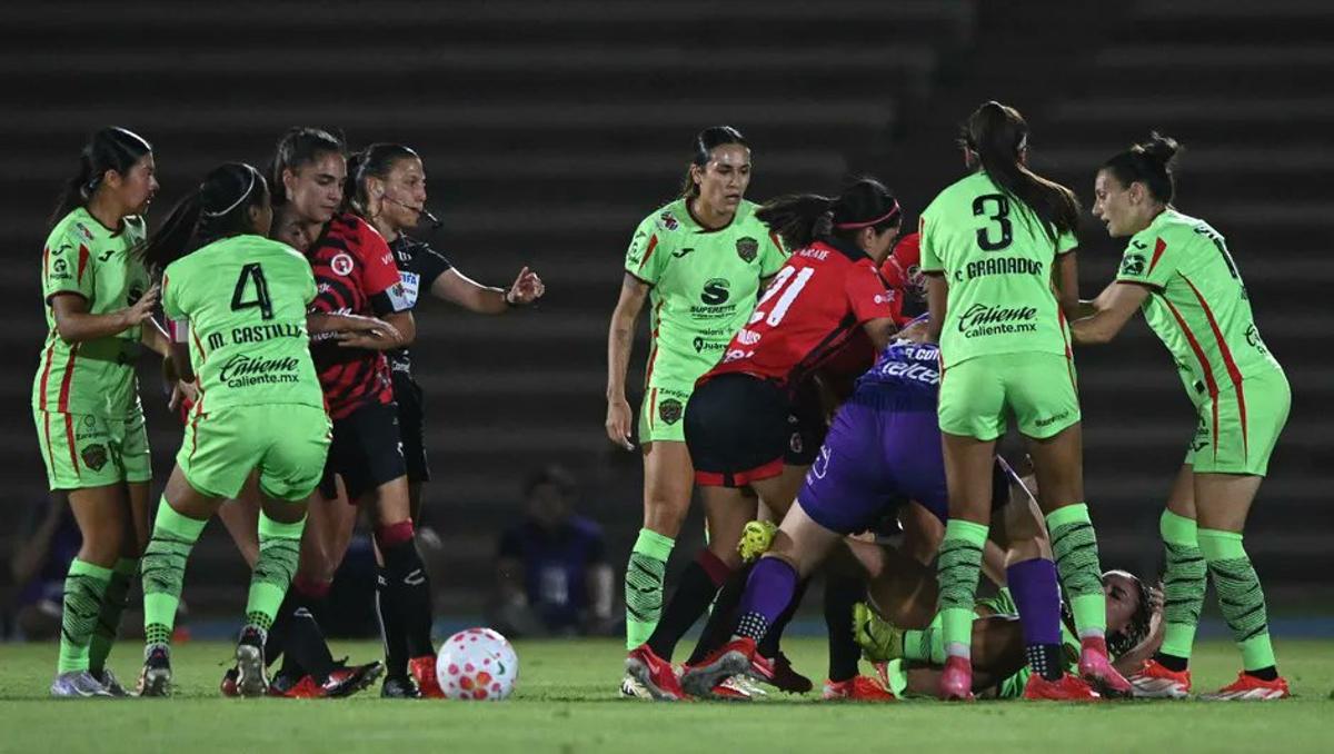 Bătaie pe teren între două fotbaliste din Mexic
