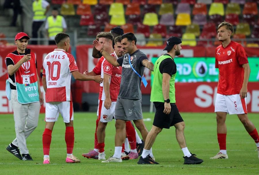 Fran Xavier (centru) îl felicită pe Cătălin Cîrjan după Dinamo - FCSB 4-3. Foto: GSP Se inspiră din alt sport » Cum s-a schimbat pregătirea lui Dinamo sub comanda noului preparator fizic