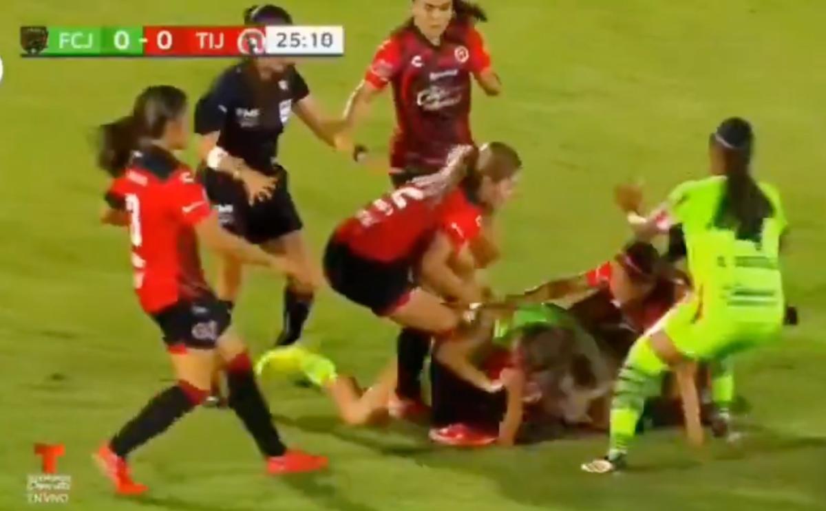 Bătaie pe teren între două fotbaliste din Mexic