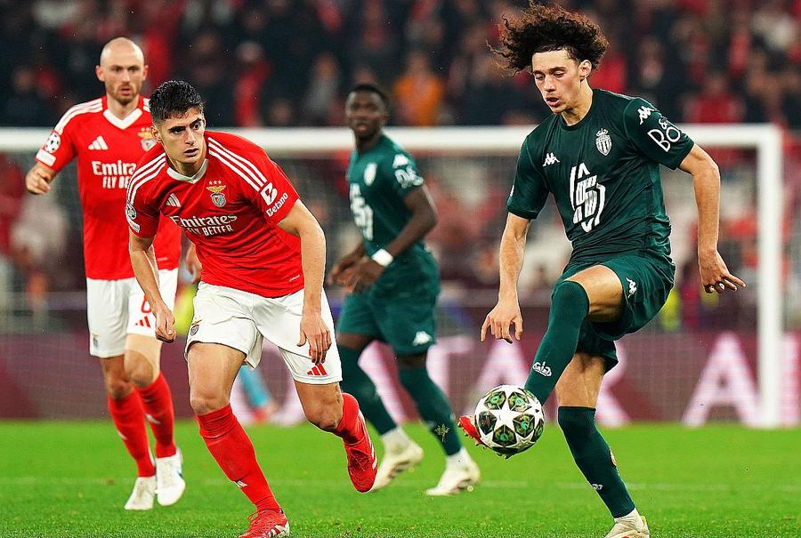 Maghnes Akliouche, la balon, într-un meci de Liga Campionilor cu Benfica // foto: Guliver/gettyimages FCSB a făcut recordul sezonului în Europa League! » La ce capitol a ajuns numărul 1 campioana din Superliga