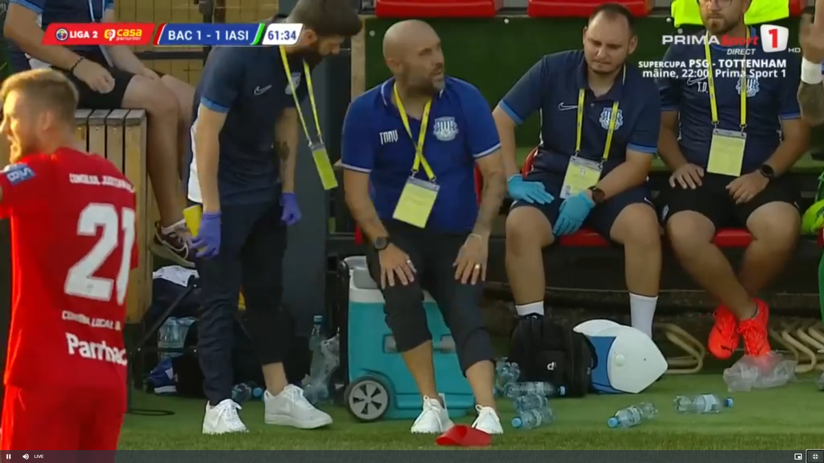 Moment rar în fotbal! Antrenorul din Liga 2 s-a „rupt” în timpul meciului: „Faceți schimbare”