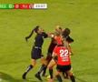 Bătaie pe teren între două fotbaliste/ foto: captură X