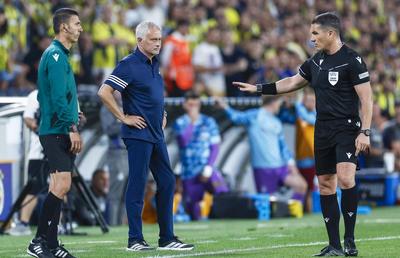 Istvan Kovacs a condus cel mai tare meci al serii în preliminariile Ligii: 7 goluri în Fenerbahce - Feyenoord » L-a enervat pe Mourinho și a asistat la o „remontada” de senzație