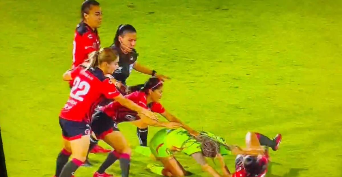 Bătaie pe teren între două fotbaliste din Mexic