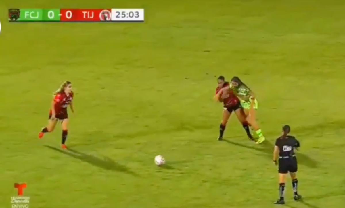 Bătaie pe teren între două fotbaliste din Mexic