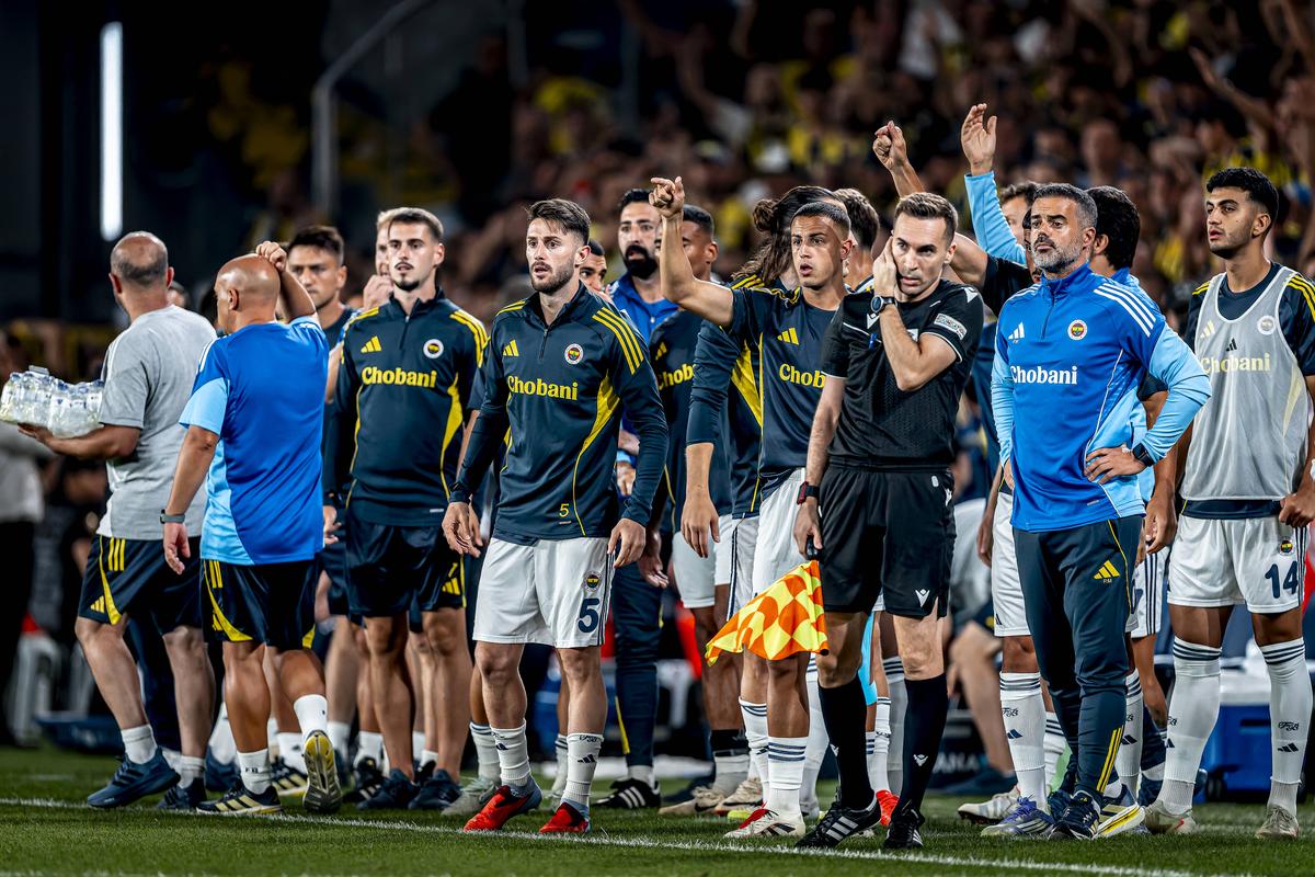 Istvan Kovacs a condus cel mai tare meci al serii în preliminariile Ligii: 7 goluri în Fenerbahce - Feyenoord » L-a enervat pe Mourinho și a asistat la o „remontada” de senzație