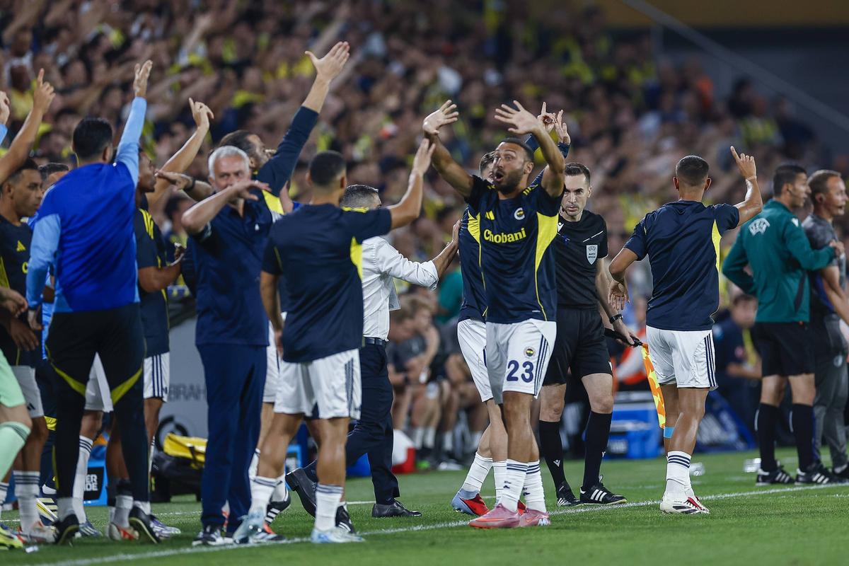 Istvan Kovacs a condus cel mai tare meci al serii în preliminariile Ligii: 7 goluri în Fenerbahce - Feyenoord » L-a enervat pe Mourinho și a asistat la o „remontada” de senzație