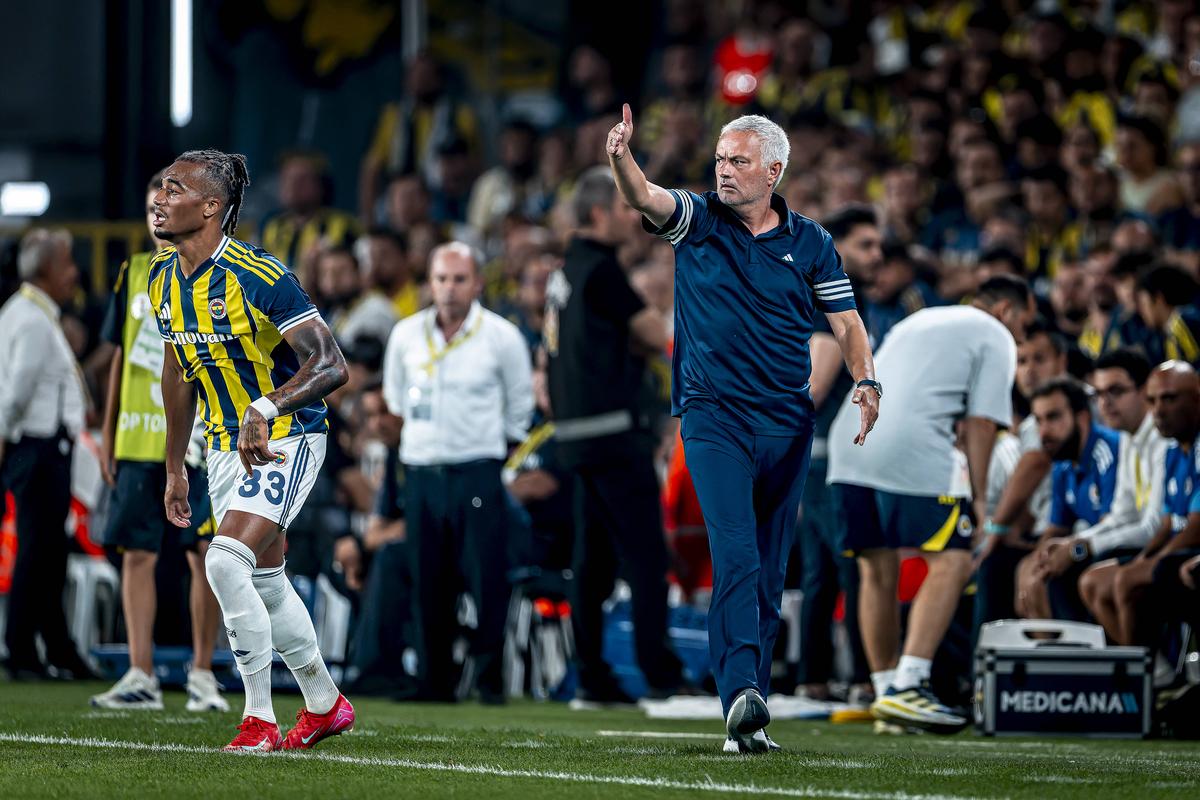 Istvan Kovacs a condus cel mai tare meci al serii în preliminariile Ligii: 7 goluri în Fenerbahce - Feyenoord » L-a enervat pe Mourinho și a asistat la o „remontada” de senzație