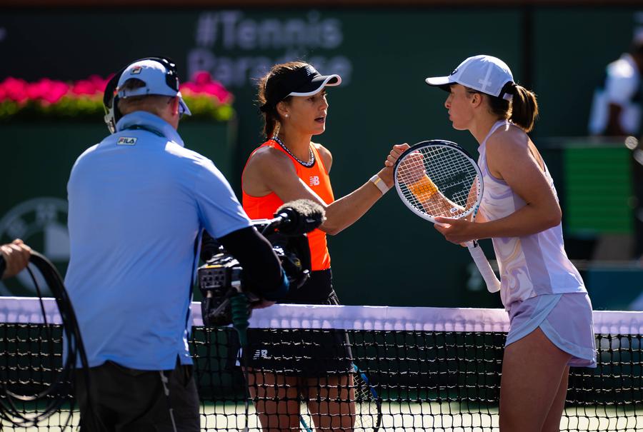 Sorana Cîrstea și Iga Swiatek la finalul partidei din 2023 de al Indian Wells FOTO Imago Images Sorana Cîrstea și-a îmbunătățit evoluția în turneele WTA 1.000 la Cincinnati + la ce turneu nu a performat
