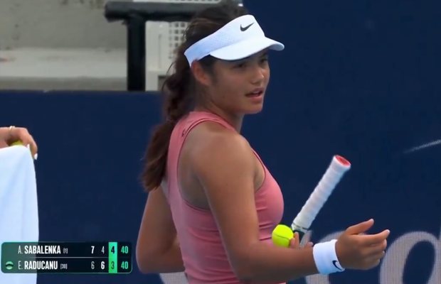 Emma Răducanu, cerere neobișnuită în timpul meciului cu Sabalenka de la Cincinnati: „E doar un copil. Vrei să-l dau afară?”