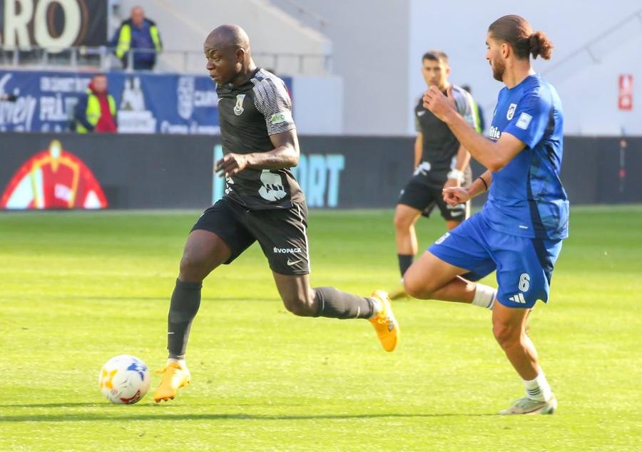 Ghanezul Raman Chibsah a evoluat sezonul trecut la Ceahlăul, fiind recrutat acum la CSM Slatina. Foto: facebook/CSMCeahlăul Caz incredibil în fotbalul românesc: l-a alungat pe puștiul-bombă din Academie ca să ia străini pe salarii mari » Este urmărit în Italia și Suedia și eligibil pentru Ucraina