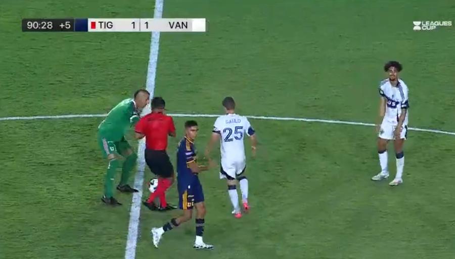 Portarul Nahuel Guzman a fost eliminat în minutul 90+1 al partidei din Leagues Cup, Tigres - Vancouver Whitecaps 1-1 (5-4 la loviturile de departajare) / Foto: X Episod curios în Mexic: portarul a fugit cu mingea în mâini până la centru » Ce a făcut apoi este incredibil!