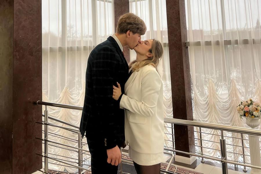 Egor Kornev și soția lui, Ulyana, după cununia civilă Foto: Sportmk Dialog spumos între David Popovici și rivalul Egor Kornev: „Vino în Rusia! Eu am Mercedes, tu ai Porsche, o să-ți arăt eu”