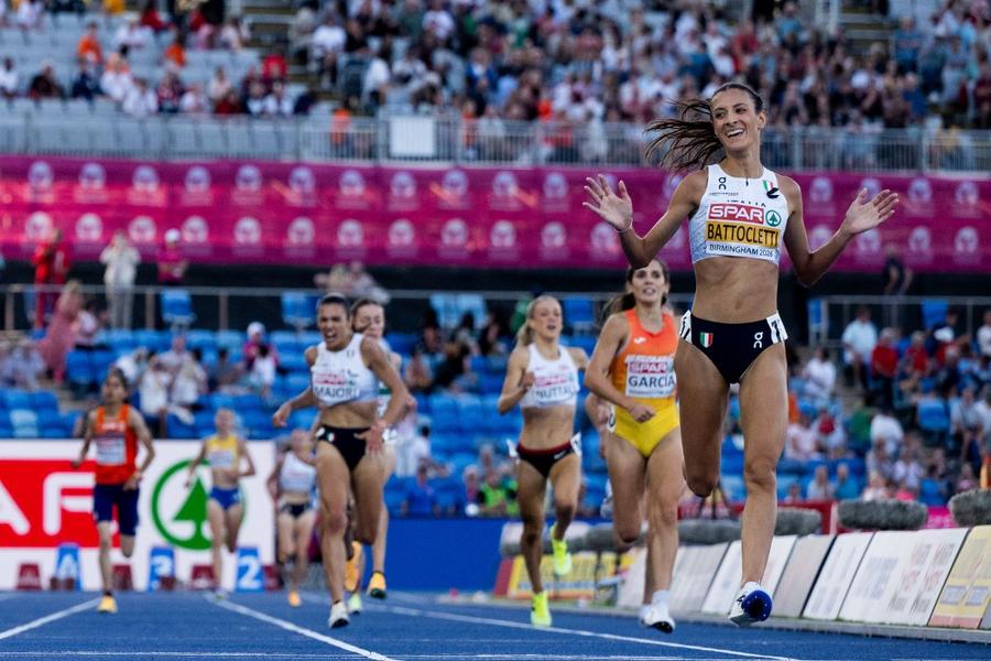 Nadia Battocletti trecând linia de sosire la 5.000 m la CE 2026 Foto: Imago Images Campioana europeană la 5.000 m a scăpat de probleme medicale mâncând carne de struț: „Un gust puternic, dar delicioasă”
