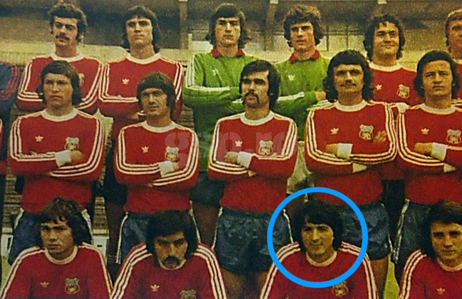 Ion Ion (încercuit) și-a împărțit cariera între Steaua și Rapid în anii '70-'80, a ajuns la Mârșa înainte să pună ghetele în cui: aici l-a făcut de rușine Bârbora cu sarabandele de driblinguri. Foto: arhiva GSP Trebuia să fie urmașul lui Hagi, dar a jucat 7 ani cu genunchii distruși: „Abia mai merg!” + Condiția pusă de Valentin Ceaușescu la Steaua și discuția ireală cu Lucescu: „Dă-ți pantalonii jos!”