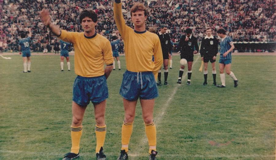 Aici alături de Iovănescu, Bârboră (dreapta) a fost unul dintre preferații publicului constănțean la granița dintre anii '80 și '90 Trebuia să fie urmașul lui Hagi, dar a jucat 7 ani cu genunchii distruși: „Abia mai merg!” + Condiția pusă de Valentin Ceaușescu la Steaua și discuția ireală cu Lucescu: „Dă-ți pantalonii jos!”