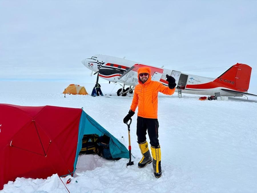 Adrian Ahrițculesei Poveștile dramatice ale alpinistului Adrian Ahrițculesei » Întâlnirea cu moartea la 8.000 de metri: „Am trecut pe lângă șapte-opt cadavre. Unul avea echipament ca al meu...”