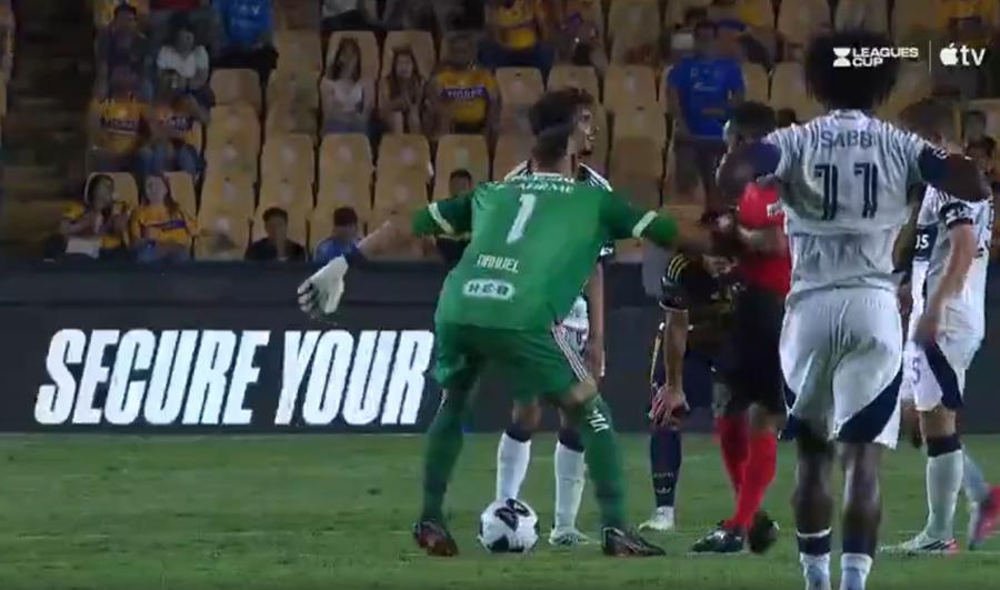 Portarul Nahuel Guzman a fost eliminat în minutul 90+1 al partidei din Leagues Cup, Tigres - Vancouver Whitecaps 1-1 (5-4 la loviturile de departajare) / Foto: X Episod curios în Mexic: portarul a fugit cu mingea în mâini până la centru » Ce a făcut apoi este incredibil!