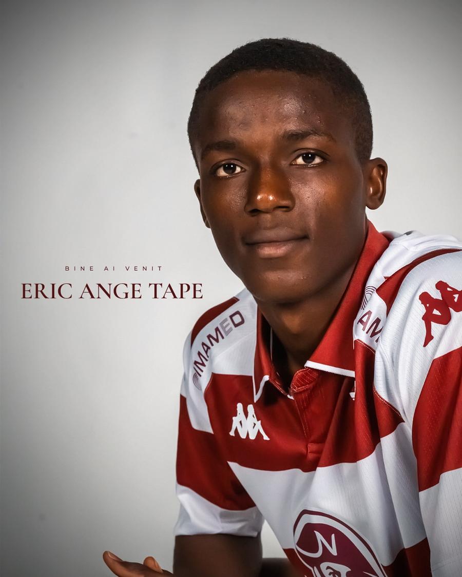 Eric Ange Tape, prezentat oficial la Rapid // FOTO: Instagram Cadou de majorat: Rapid i-a anunțat transferul de ziua lui: „Un nou început, un nou vis”
