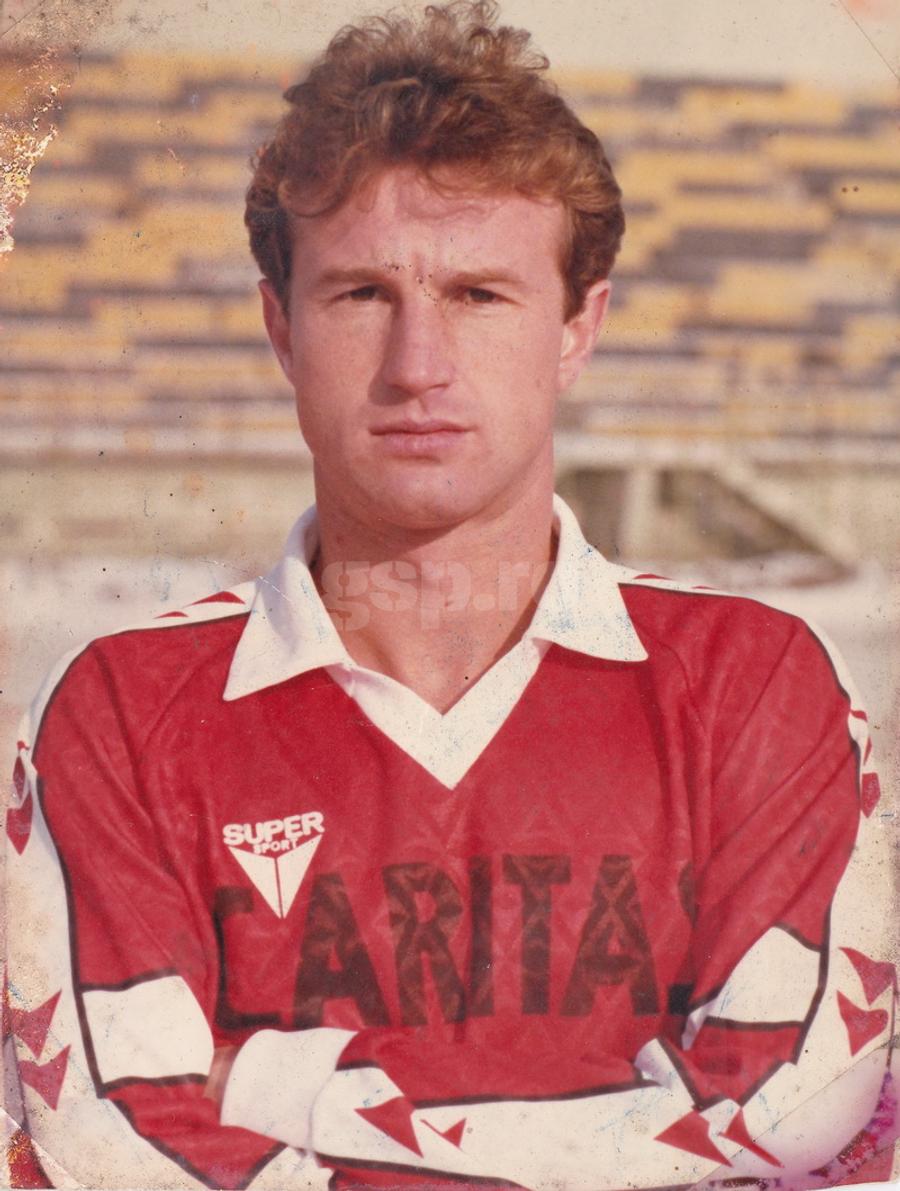 Constantin Bârboră în tricoul lui FC Brașov, clubul unde a evoluat două sezoane, 1993-1995 Trebuia să fie urmașul lui Hagi, dar a jucat 7 ani cu genunchii distruși: „Abia mai merg!” + Condiția pusă de Valentin Ceaușescu la Steaua și discuția ireală cu Lucescu: „Dă-ți pantalonii jos!”