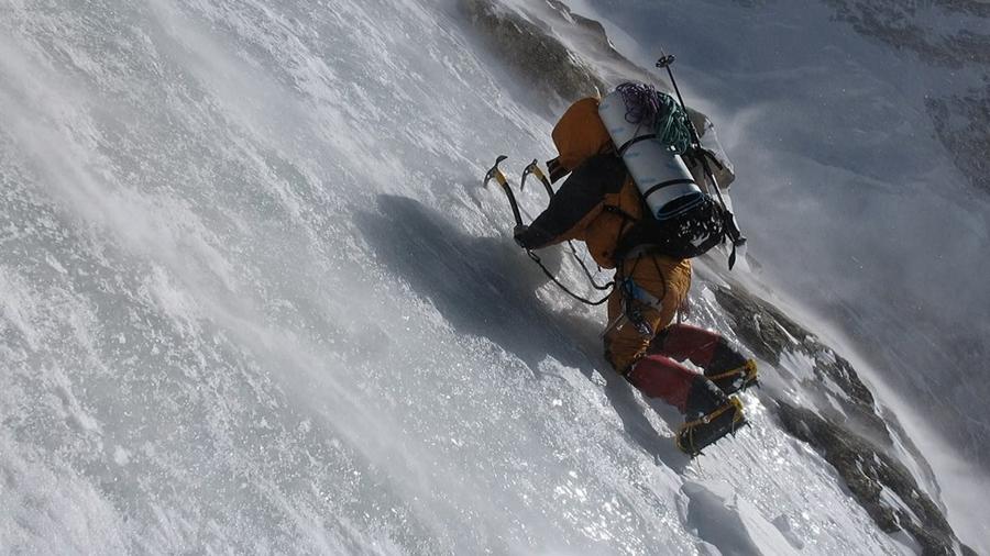 Nanga Parbat Poveștile dramatice ale alpinistului Adrian Ahrițculesei » Întâlnirea cu moartea la 8.000 de metri: „Am trecut pe lângă șapte-opt cadavre. Unul avea echipament ca al meu...”