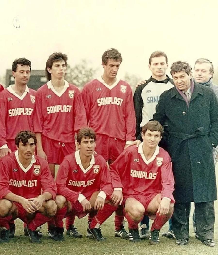 Mircea Lucescu a avut o tentativă de a-l recruta la Dinamo pe Bârboră în 1989, dar starea medicală a mijlocașului a închis demersurile. Foto: facebook.com/DinamoBucurestiOfficial Trebuia să fie urmașul lui Hagi, dar a jucat 7 ani cu genunchii distruși: „Abia mai merg!” + Condiția pusă de Valentin Ceaușescu la Steaua și discuția ireală cu Lucescu: „Dă-ți pantalonii jos!”