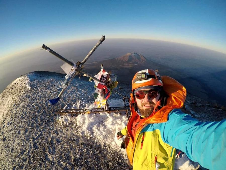Adrian Ahrițculesei Poveștile dramatice ale alpinistului Adrian Ahrițculesei » Întâlnirea cu moartea la 8.000 de metri: „Am trecut pe lângă șapte-opt cadavre. Unul avea echipament ca al meu...”