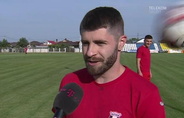 VIDEO Gabi Tamaș și glumele lui :D I-a dat cu mingea-n cap lui Răduț în timpul unui interviu