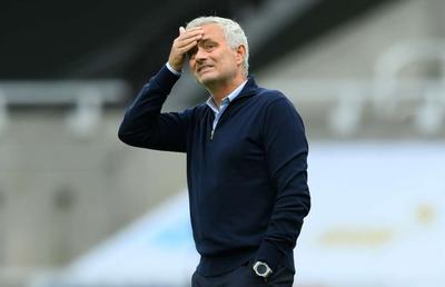 Mourinho, criză de nervi înaintea începerii campionatului: "Cine sunt luminații care iau astfel de decizii? Cred că acum stau ascunși!"