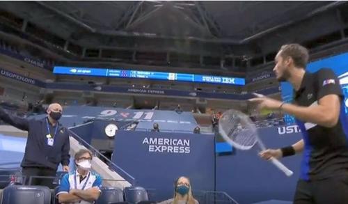 Austriacul Dominic Thiem (27 de ani, 4 ATP) l-a învins pe rusul Daniil Medvedev (24 de ani, 5 ATP), scor 6-2, 7-6 (7), 7-6 (5) și s-a calificat în finala US Open 2020.