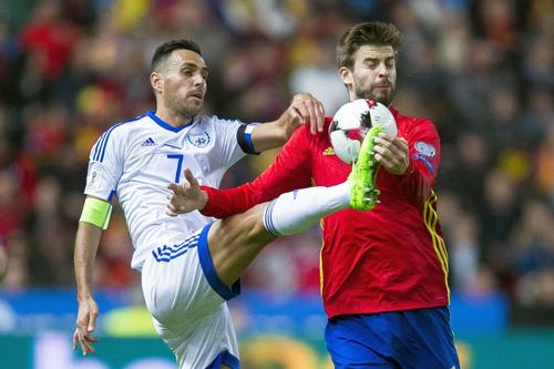 Eran Zahavi (în stânga), în duel cu Pique. foto: Guliver/Getty Images