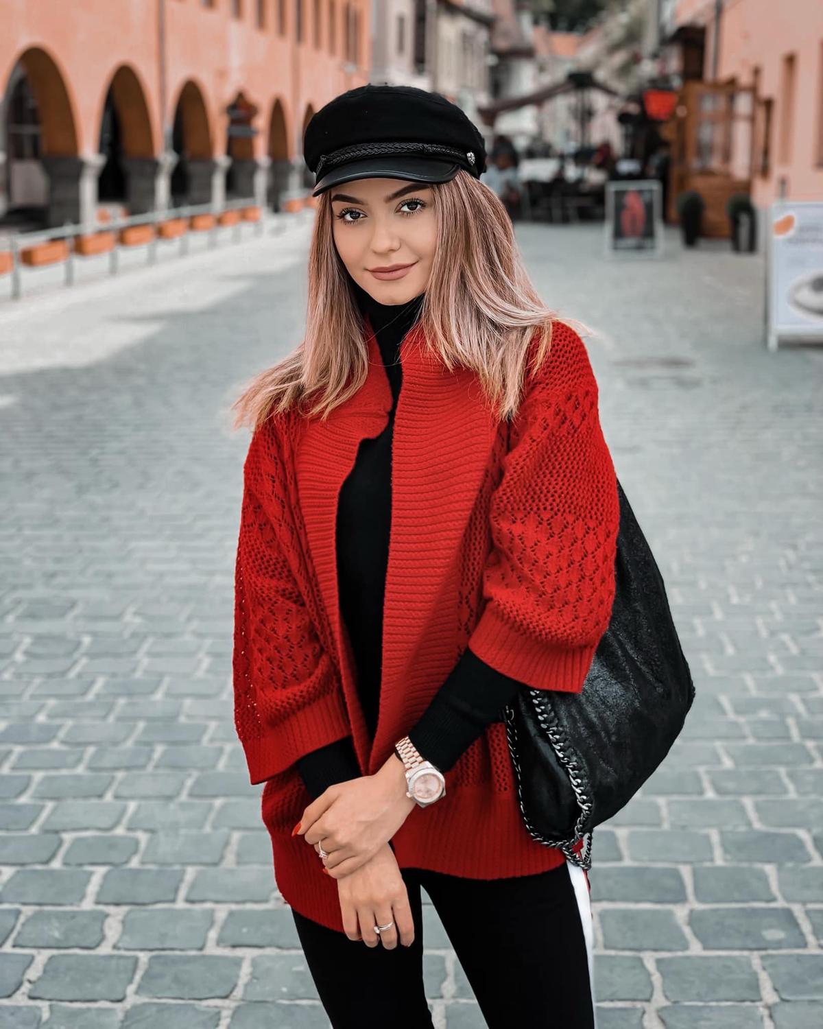 GALERIE FOTO Nadina e sirena din bazinul Dinamo! Cum se relaxează celebra cântăreață
