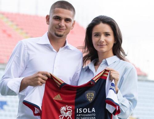 Răzvan Marin (24 de ani) are contract până în 2025 cu Cagliari. Clubul sard l-a luat împrumut un sezon cu obligație de cumpărare vara viitoare: 10 milioane de euro.