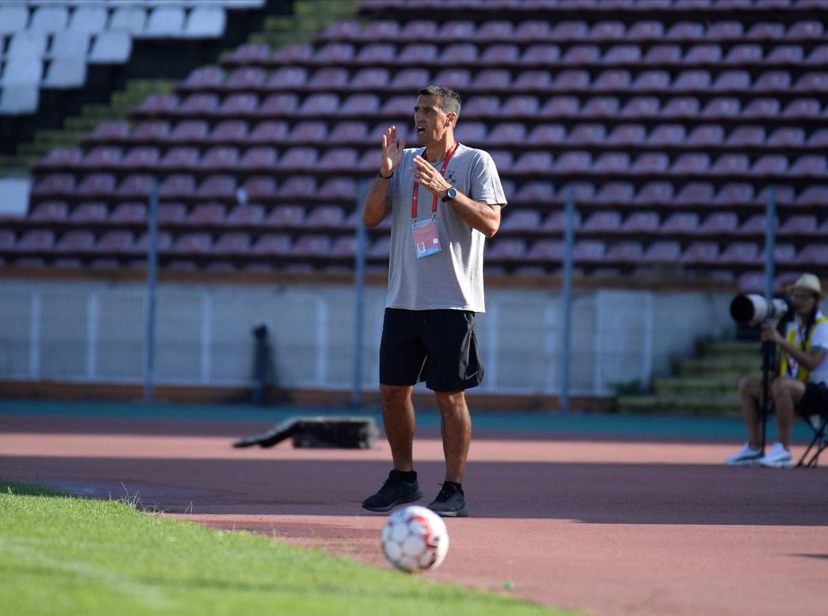 EXCLUSIV Ce-a ajuns Academia lui Dinamo: „20 de mingi la 5 grupe. Dacă se sparge una, e «război nuclear»!”