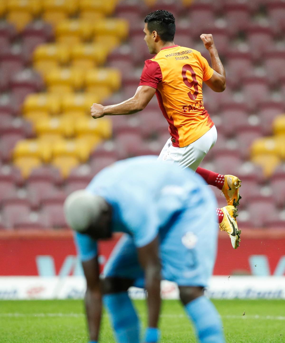 Marius Șumudică, dezlănțuit după eșecul cu Galatasaray: „E ușor să joci așa, parcă a fost meci de baschet. Să ne lase să jucăm!”