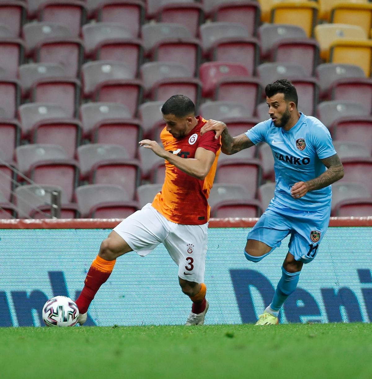 Marius Șumudică, dezlănțuit după eșecul cu Galatasaray: „E ușor să joci așa, parcă a fost meci de baschet. Să ne lase să jucăm!”