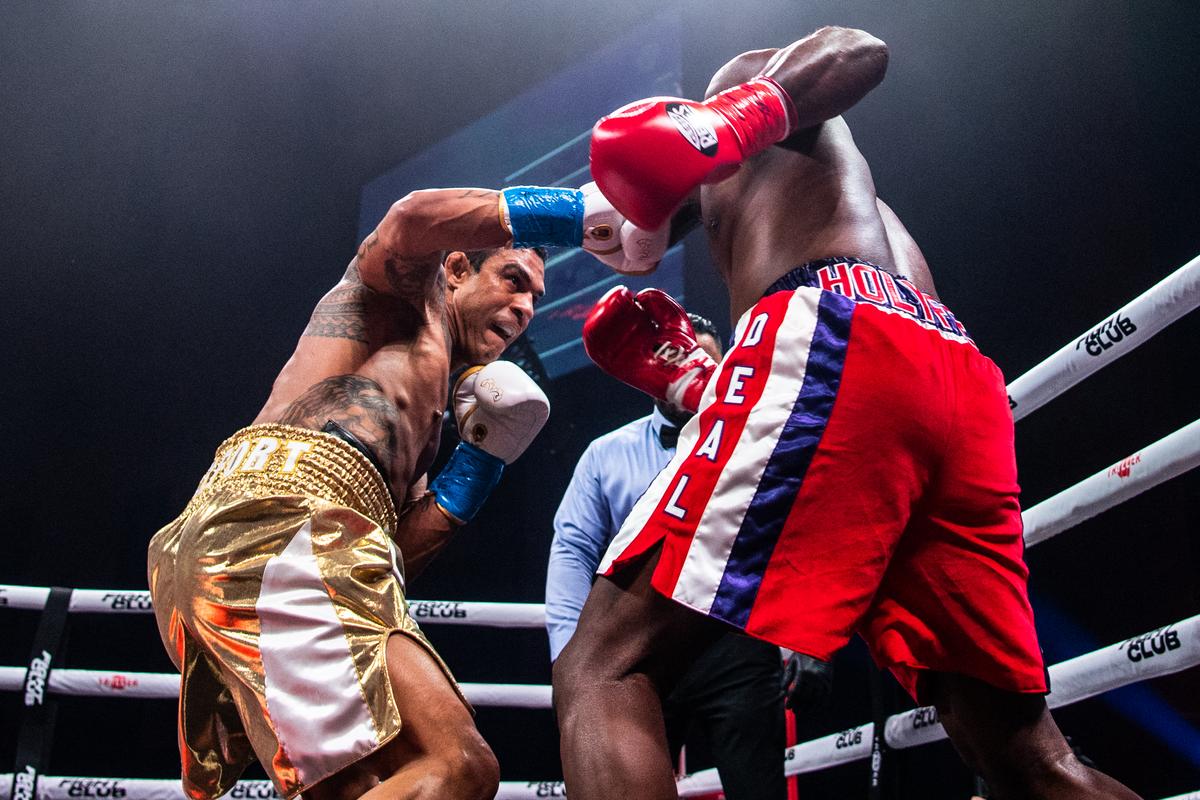 Umilință la întoarcere! Imagini șocante cu Evander Holyfield, măturat în prima repriză