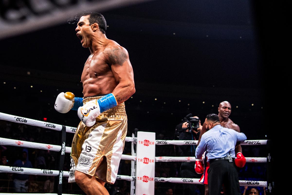 Umilință la întoarcere! Imagini șocante cu Evander Holyfield, măturat în prima repriză