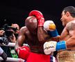 Umilință la întoarcere! Imagini șocante cu Evander Holyfield, măturat în prima repriză