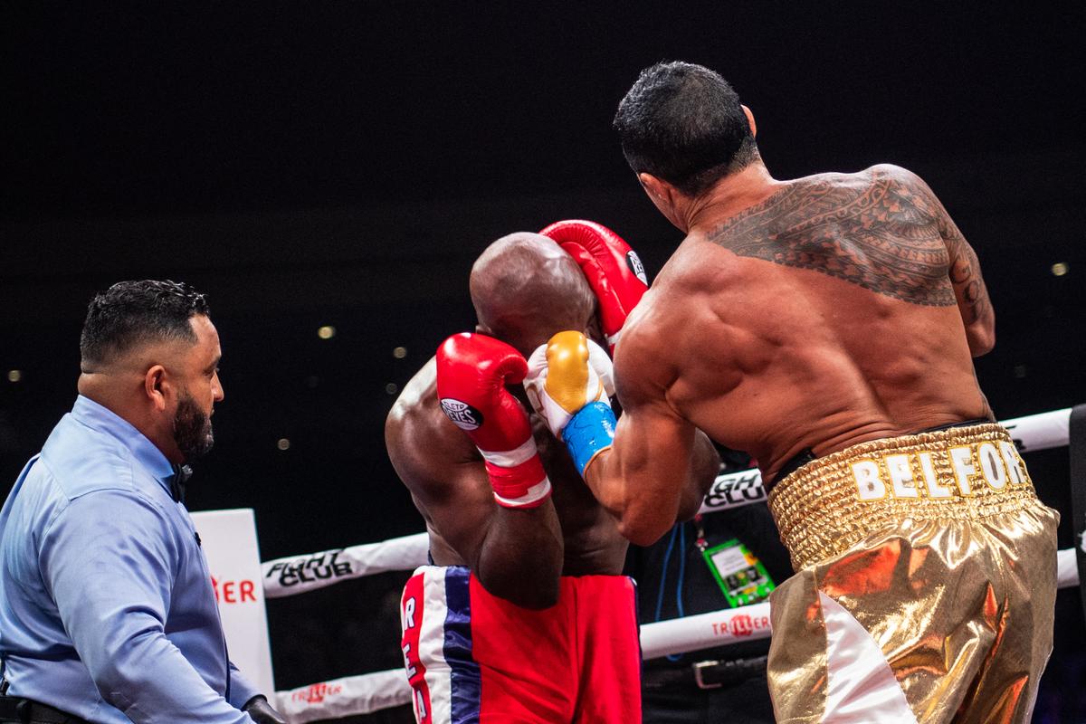 Umilință la întoarcere! Imagini șocante cu Evander Holyfield, măturat în prima repriză