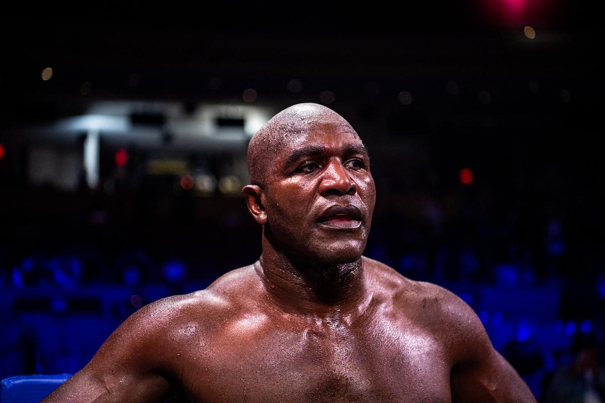 Umilință la întoarcere! Imagini șocante cu Evander Holyfield, măturat în prima repriză