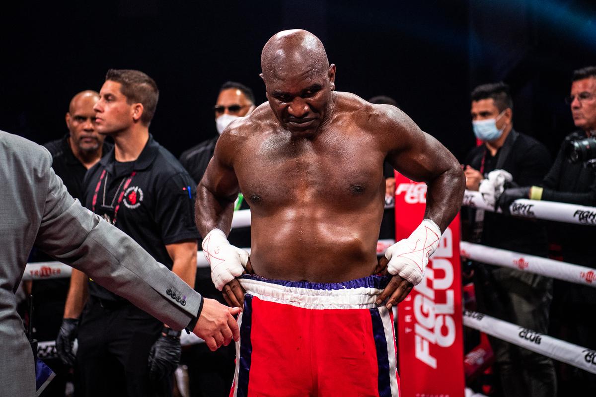 Umilință la întoarcere! Imagini șocante cu Evander Holyfield, măturat în prima repriză